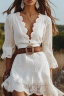 Mini-robe à col en V bordé de dentelle