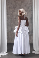 Vestido maxi branco com corpete e folhos em camadas