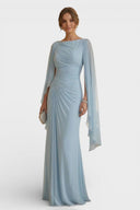 Vestido largo elegante con mangas capa drapeadas
