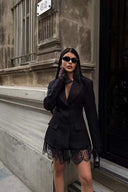 Figurbetonter Blazer mit Spitzeneinsätzen