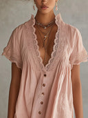 Robe rose en dentelle à boutons sur le devant