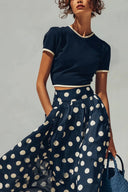 Conjunto de top de punto azul marino y falda de gasa con lunares