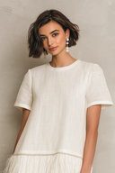 Robe courte minimaliste à franges sur l’ourlet