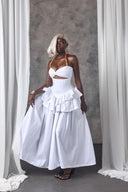 Vestido maxi branco com corpete e folhos em camadas