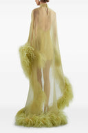 Vestido maxi transparente dourado com capa de penas em tom kiwi claro
