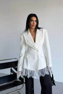Figurbetonter Blazer mit Spitzeneinsätzen