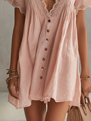 Robe rose en dentelle à boutons sur le devant