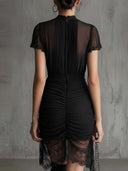 Robe noire en dentelle plissée
