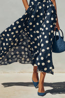 Conjunto de top de punto azul marino y falda de gasa con lunares