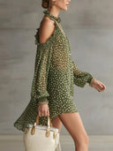 Robe courte verte à pois, épaules dénudées et encolure volantée