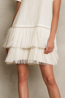 Robe courte minimaliste à franges sur l’ourlet