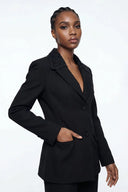 Schwarzer Blazer mit floralem Spitzeneinsatz