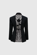 Schwarzer Blazer mit floralem Spitzeneinsatz