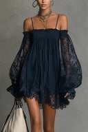 Mini-robe bleu marine en dentelle à épaules dénudées