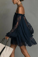 Mini-robe bleu marine en dentelle à épaules dénudées