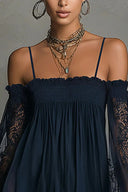 Mini-robe bleu marine en dentelle à épaules dénudées