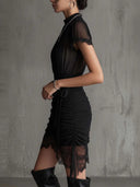Robe noire en dentelle plissée
