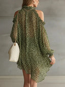Robe courte verte à pois, épaules dénudées et encolure volantée