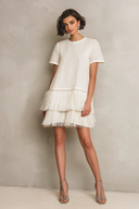 Robe courte minimaliste à franges sur l’ourlet