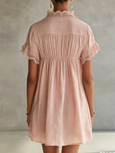 Robe rose en dentelle à boutons sur le devant