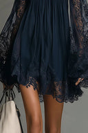 Mini-robe bleu marine en dentelle à épaules dénudées
