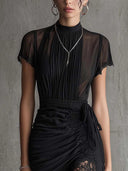 Robe noire en dentelle plissée