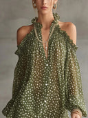 Robe courte verte à pois, épaules dénudées et encolure volantée