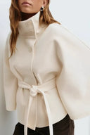 Trenchcoat in capestijl met ceintuur