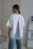 T-shirt med blondepanel og slids i ryggen