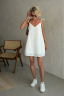 Mini-robe à lacets et col en V