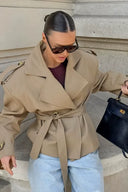 Eleganter Trenchcoat mit Gürtel
