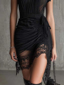 Robe noire en dentelle plissée