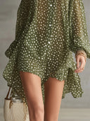 Robe courte verte à pois, épaules dénudées et encolure volantée