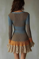 Gestricktes Minikleid mit langen Ärmeln und V-Ausschnitt