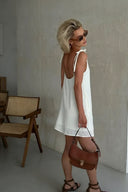Mini-robe à lacets et col en V