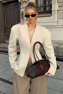 Taillierter Blazer mit V-Ausschnitt