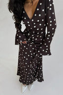 Vestido maxi com decote em V e padrão de bolinhas