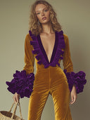 Modischer Party-Jumpsuit aus lila Samt mit Rüschen, langen Ärmeln und ausgestelltem Bein